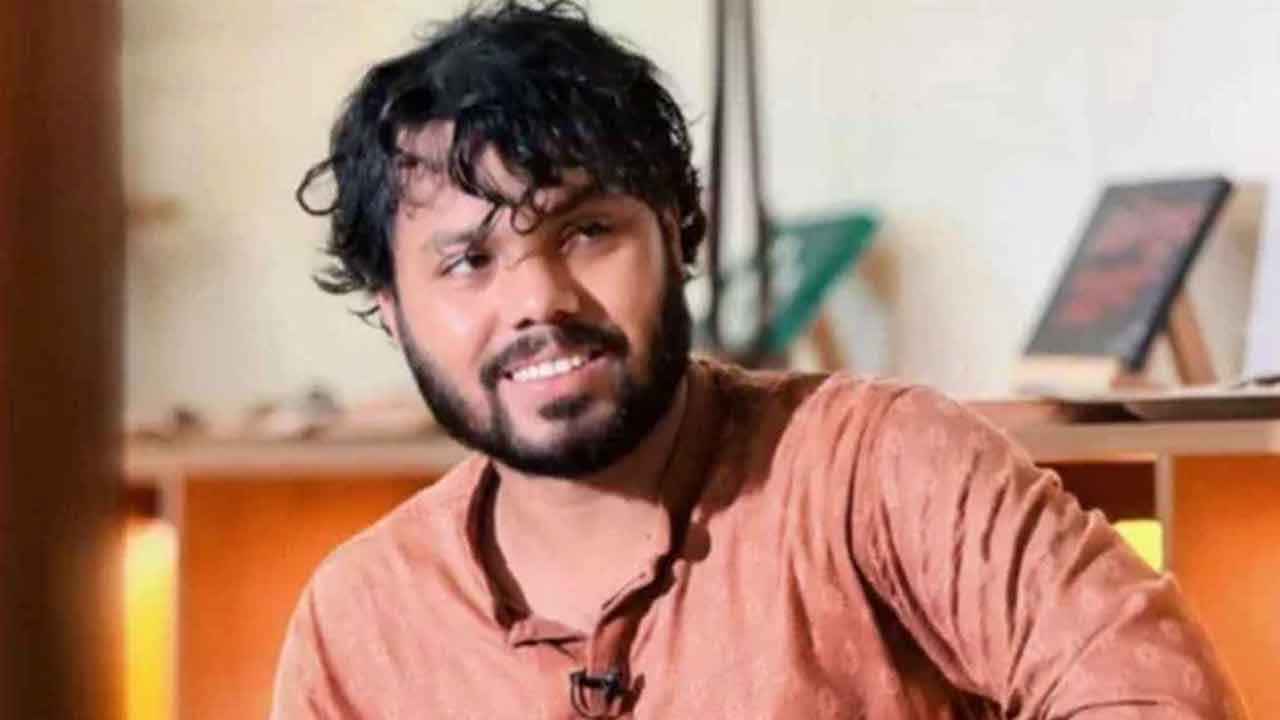 ওসমান হাদির পরিবারকে ফ্ল্যাটের দলিল বুঝিয়ে দিলেন প্রধান উপদেষ্টা