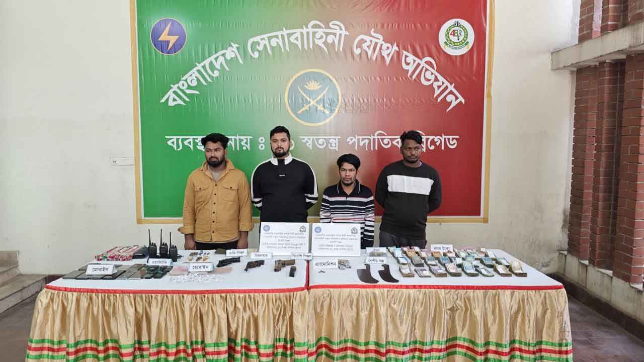 ‎রাজধানীতে শীর্ষ সন্ত্রাসীর কাছ থেকে বিপুল মাদক ও অস্ত্র উদ্ধার