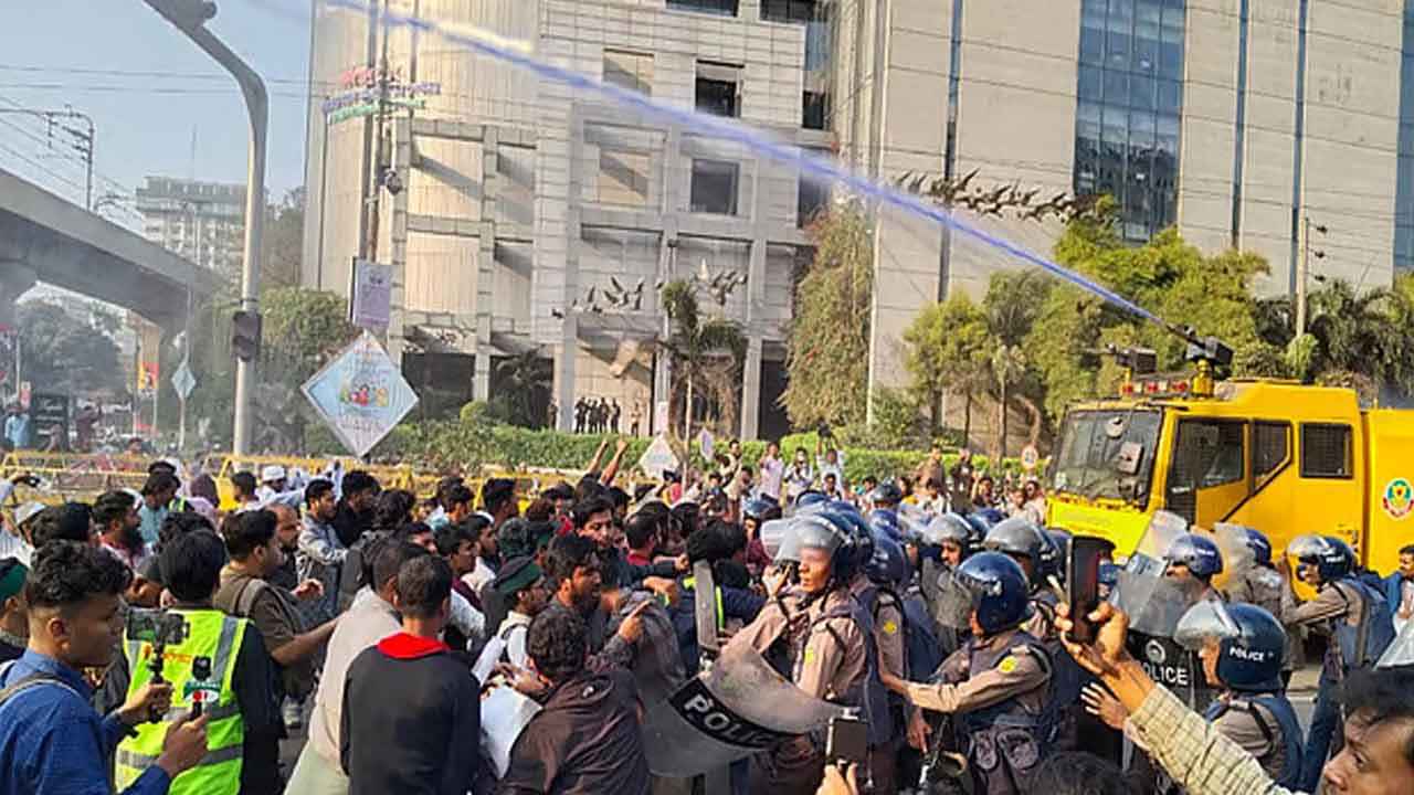 ইনকিলাব মঞ্চ ও কর্মচারীদের আন্দোলন: সংঘর্ষে আহত ১৬ পুলিশ সদস্য