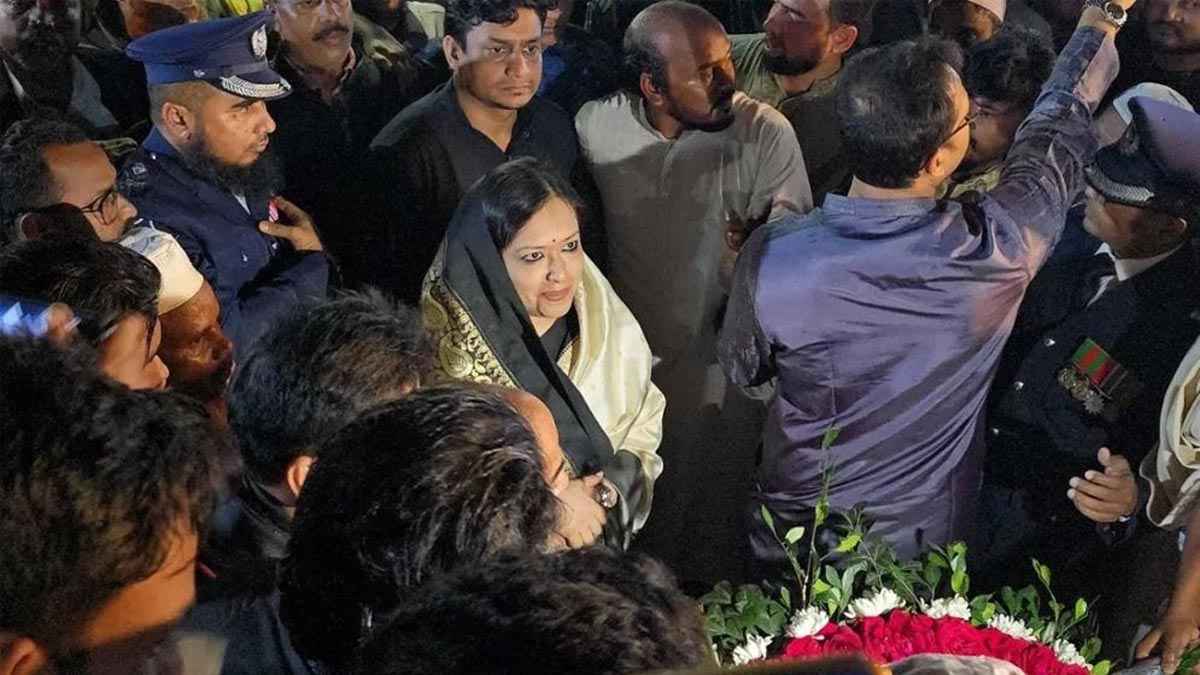 শহীদ মিনারে শ্রদ্ধা নিবেদনে রুমিন ফারহানাকে বাধা, ১৫০ জনের নামে মামলা