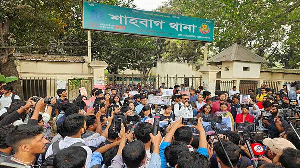 Students surround Shahbagh police station