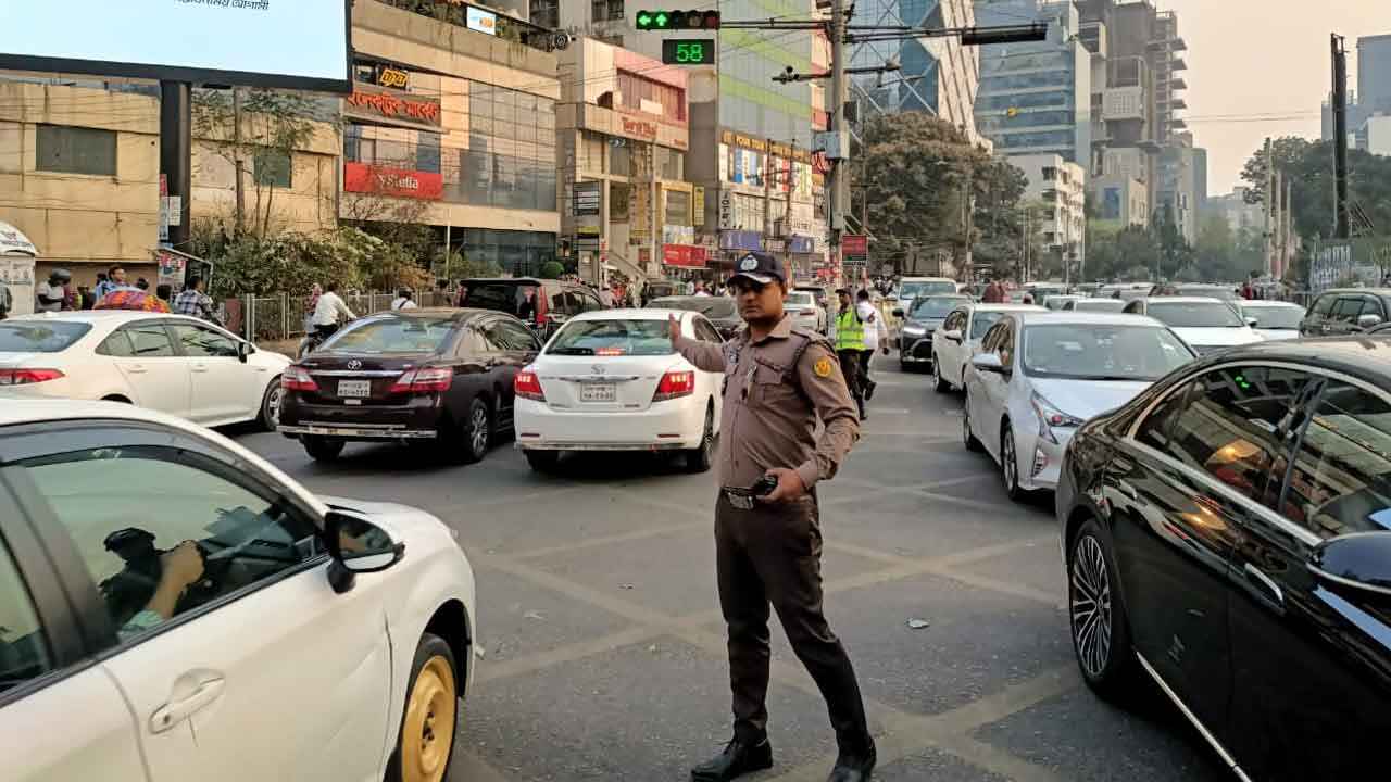 গলা শুকিয়ে যায় পানি খেতে মন চায়, কিন্তু রাস্তা ছাড়ার উপায় নাই