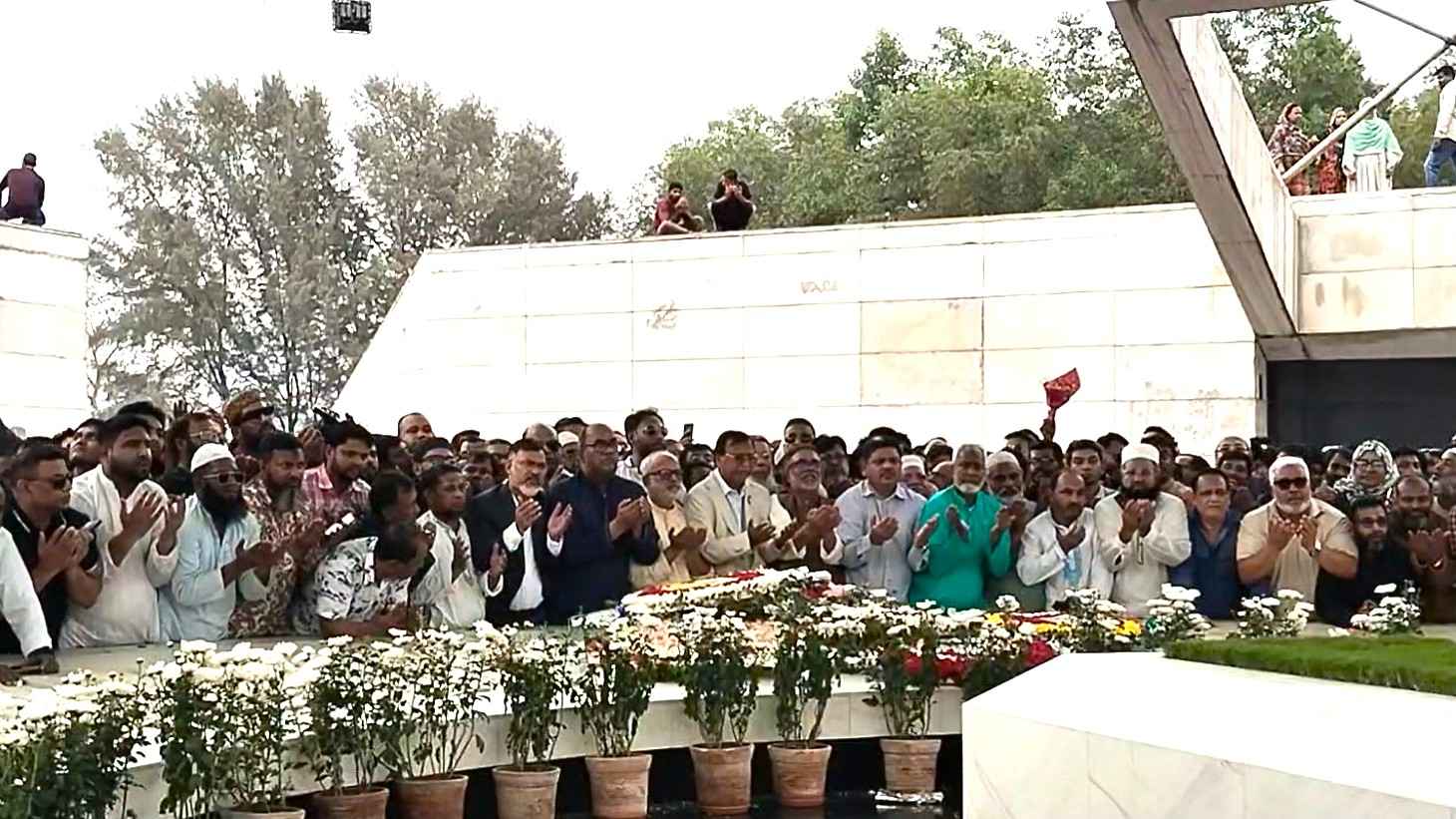 জিয়া পরিবারের কবর জিয়ারত করলেন ঢাকার দুই সিটির প্রশাসক