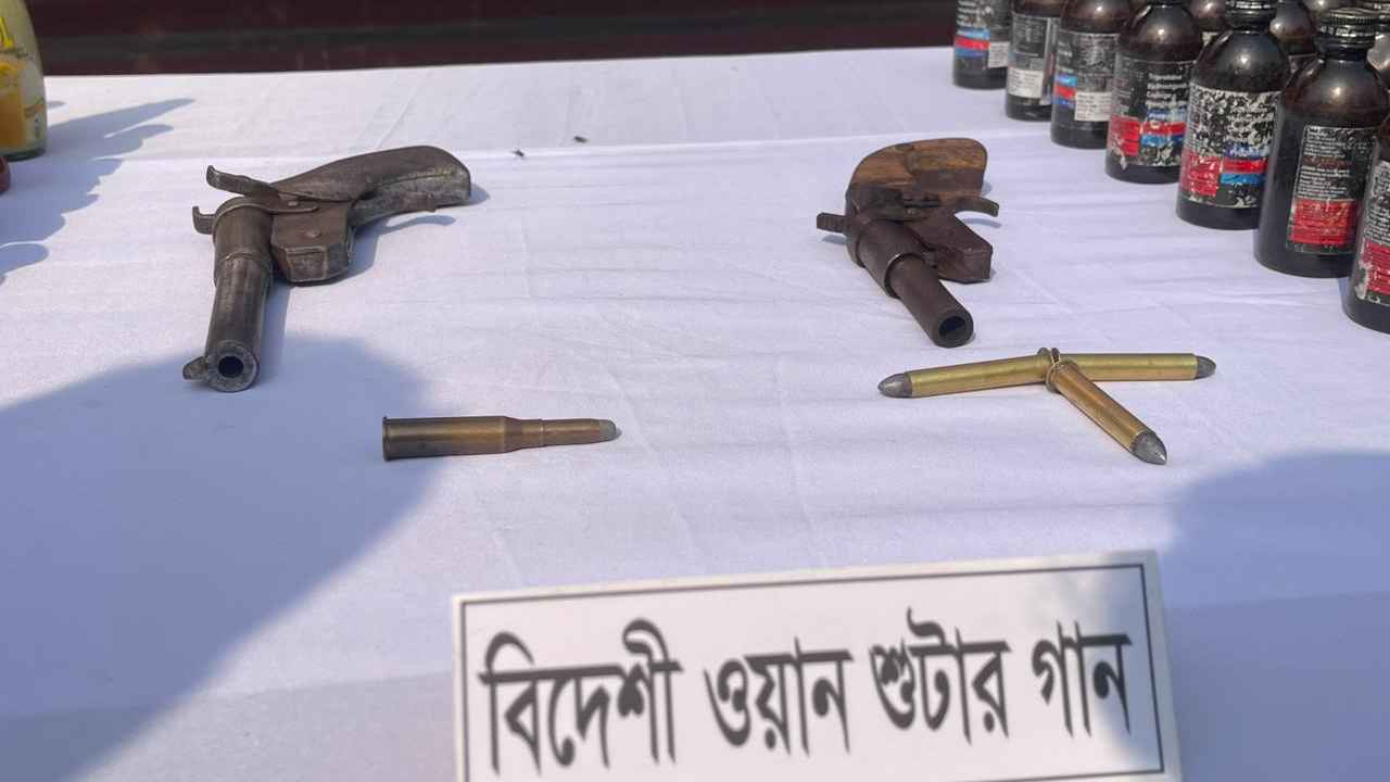 ফুলবাড়ী সীমান্ত থেকে দুইটি বিদেশি ওয়ান শুটার গান ও বিপুল মাদক জব্দ
