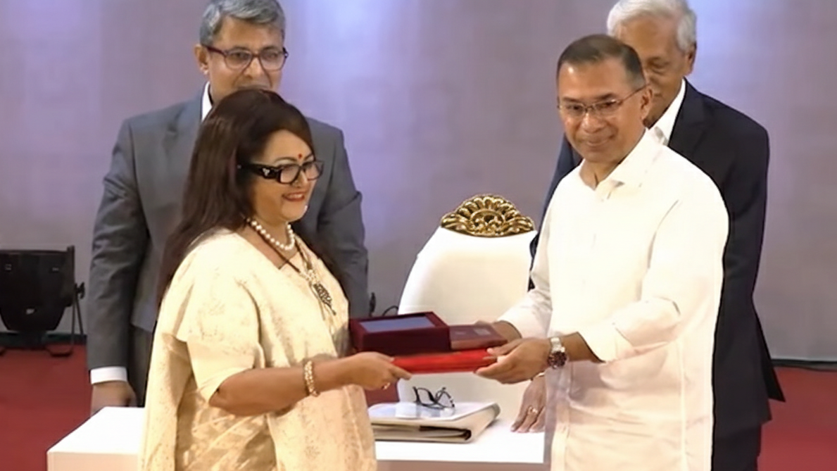 প্রধানমন্ত্রী হাত থেকে একুশে পদক নিলেন ববিতা