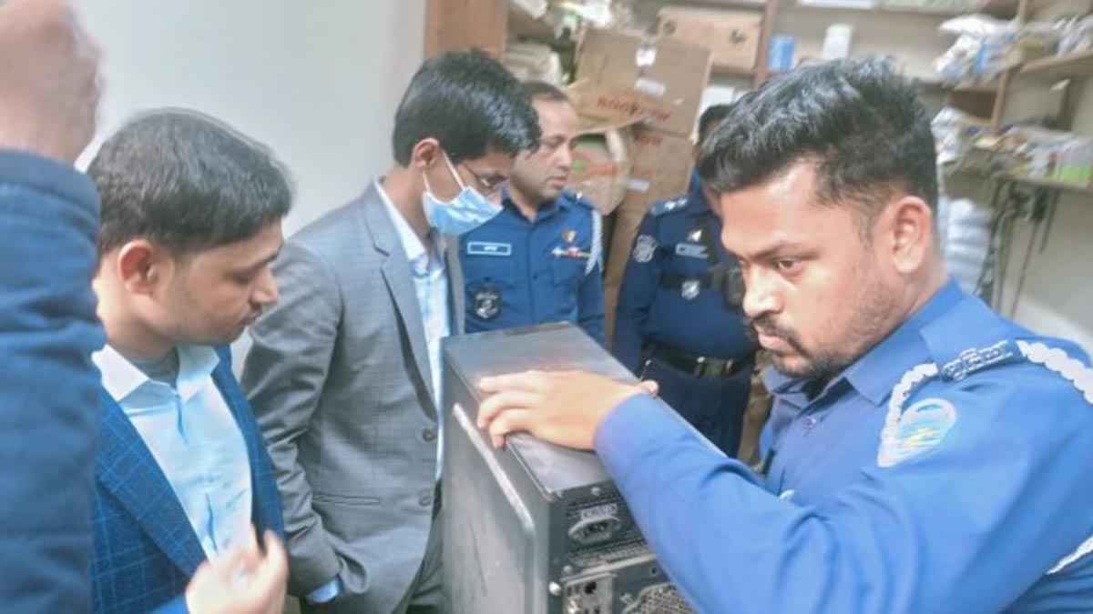 লক্ষ্মীপুরে ভোটের ৬ সীলসহ ব্যবসায়ী আটক 