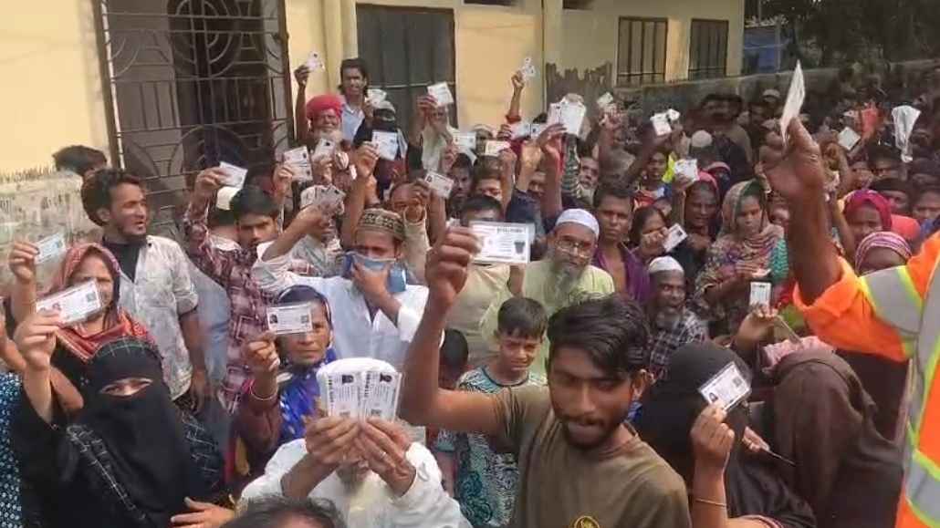 নারায়ণগঞ্জে টিসিবির পণ্য নিতে ভোগান্তির শিকার