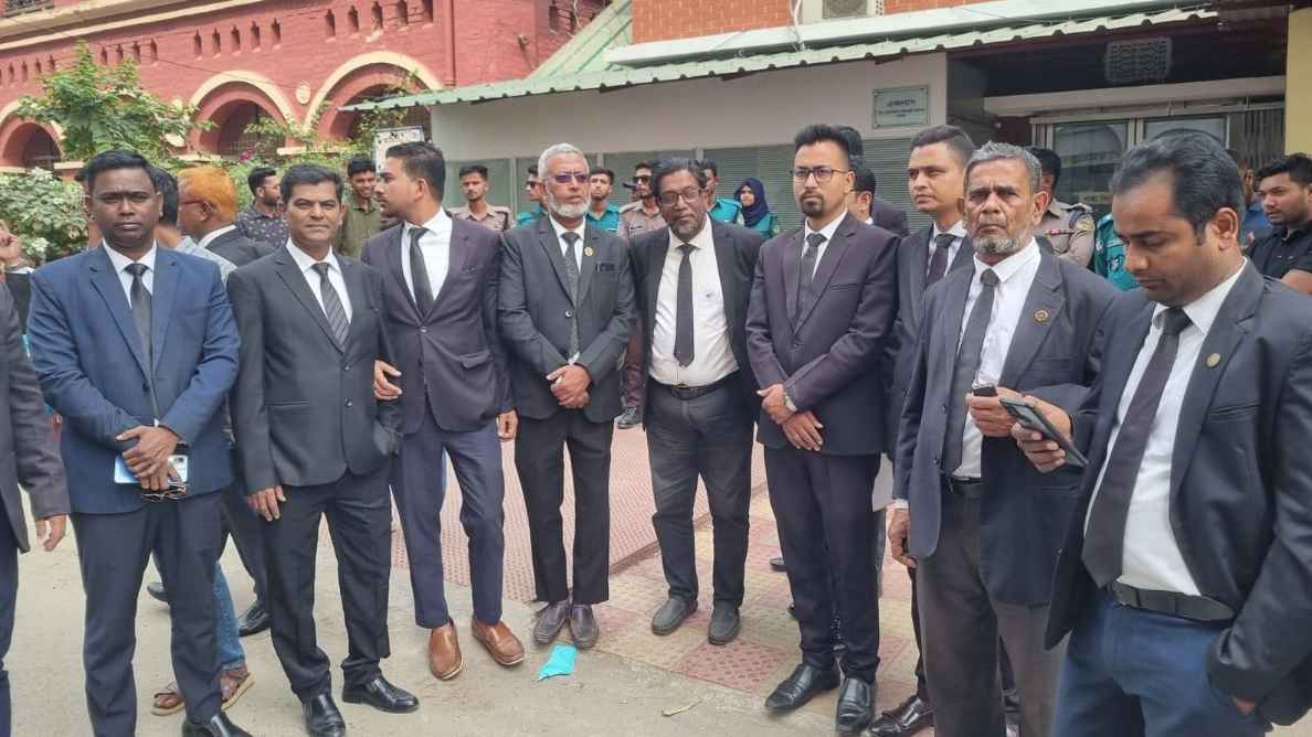 আ.লীগ নেতাদের জামিন, বরিশালে আদালত বর্জন করে আইনজীবীদের বিক্ষোভ