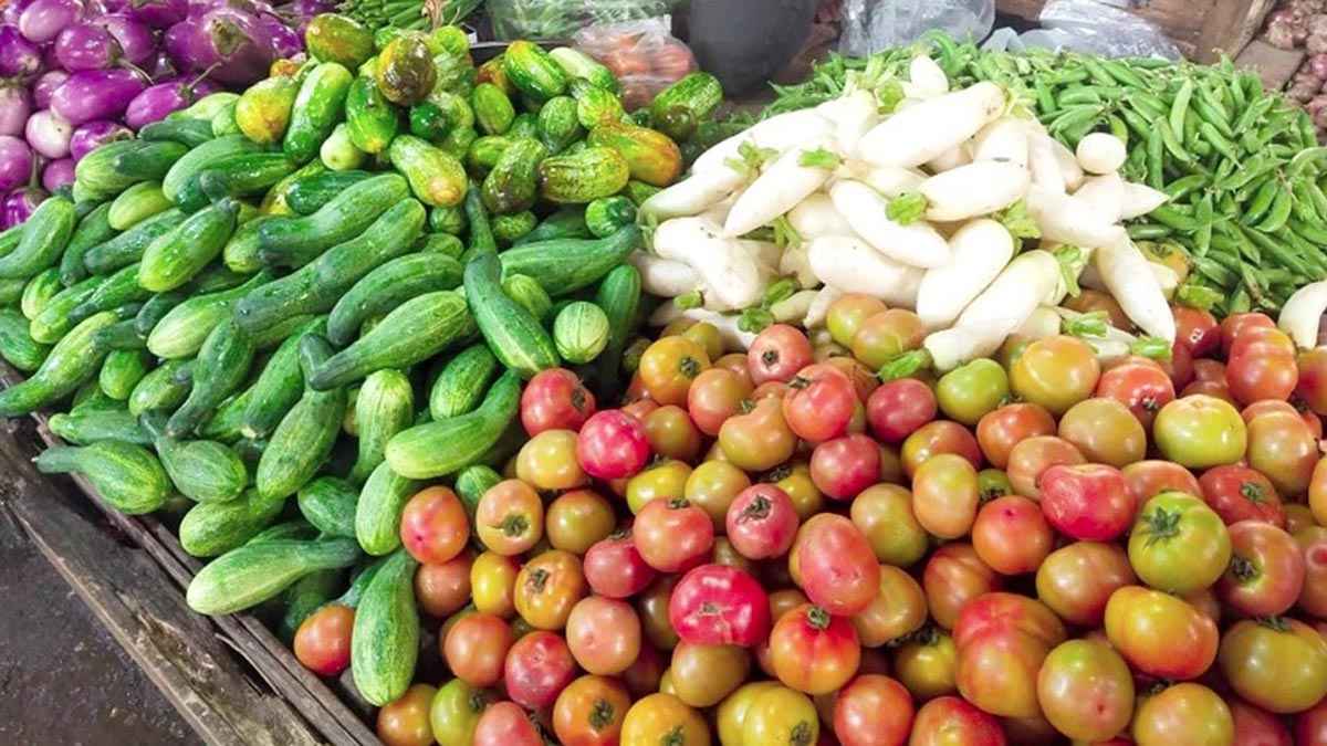 হিলিতে সবজির দাম কমায় স্বস্তিতে নিম্ন আয়ের মানুষ