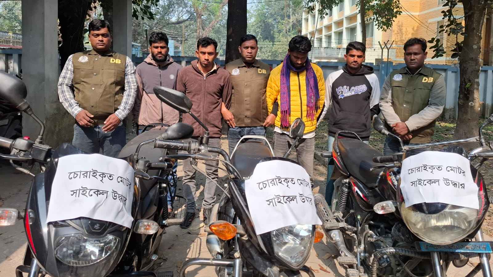 লালমনিরহাটে ৩ মোটরসাইকেলসহ চোর চক্রের ৪ সদস্য গ্রেফতার