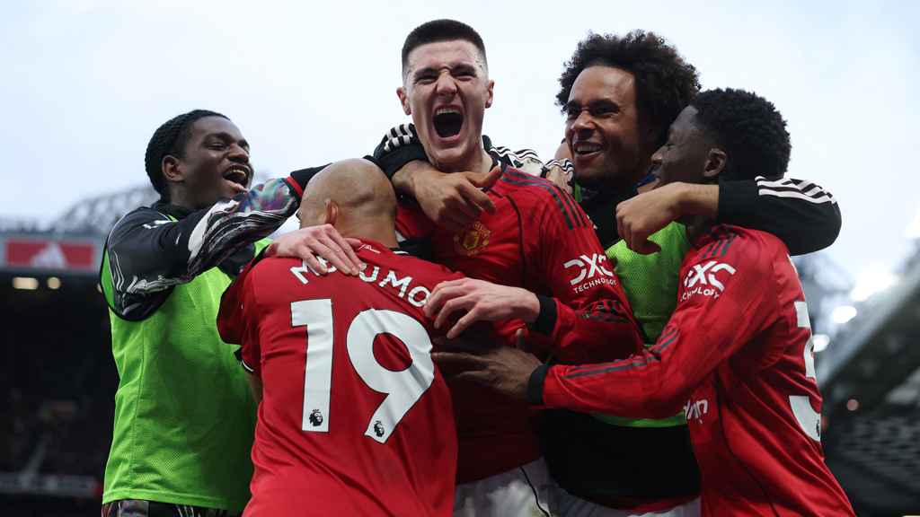 শিরোপার পথে বড় হোঁচট ম্যানসিটির, টানা তৃতীয় জয় ক্যারিকের ম্যানইউর