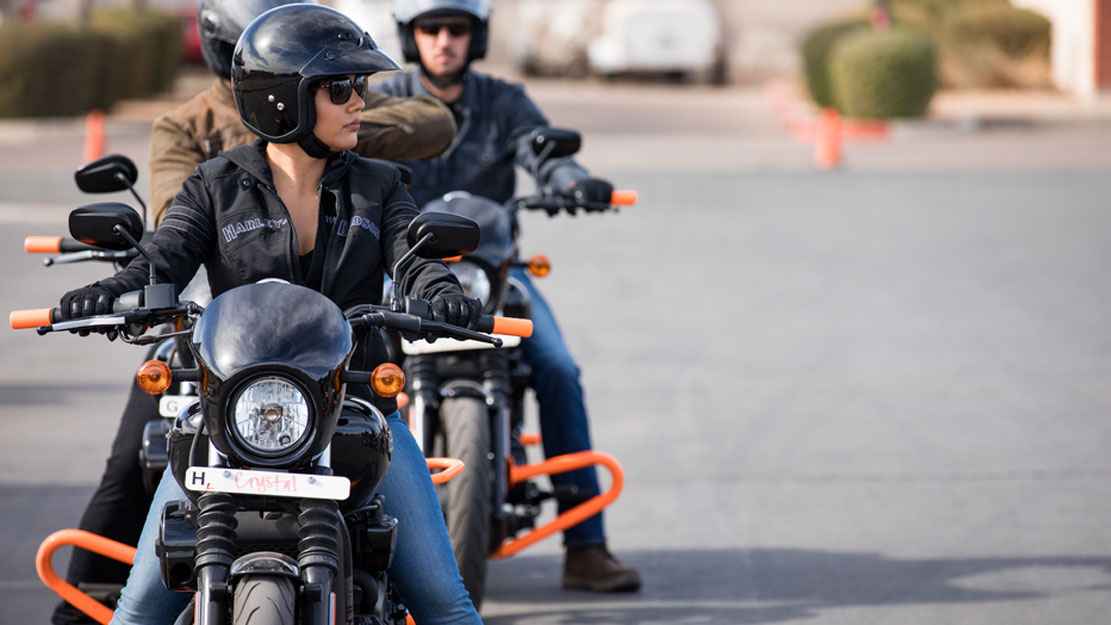 হাইওয়েতে নিরাপদে মোটরসাইকেল চালানোর নিয়ম জানুন।