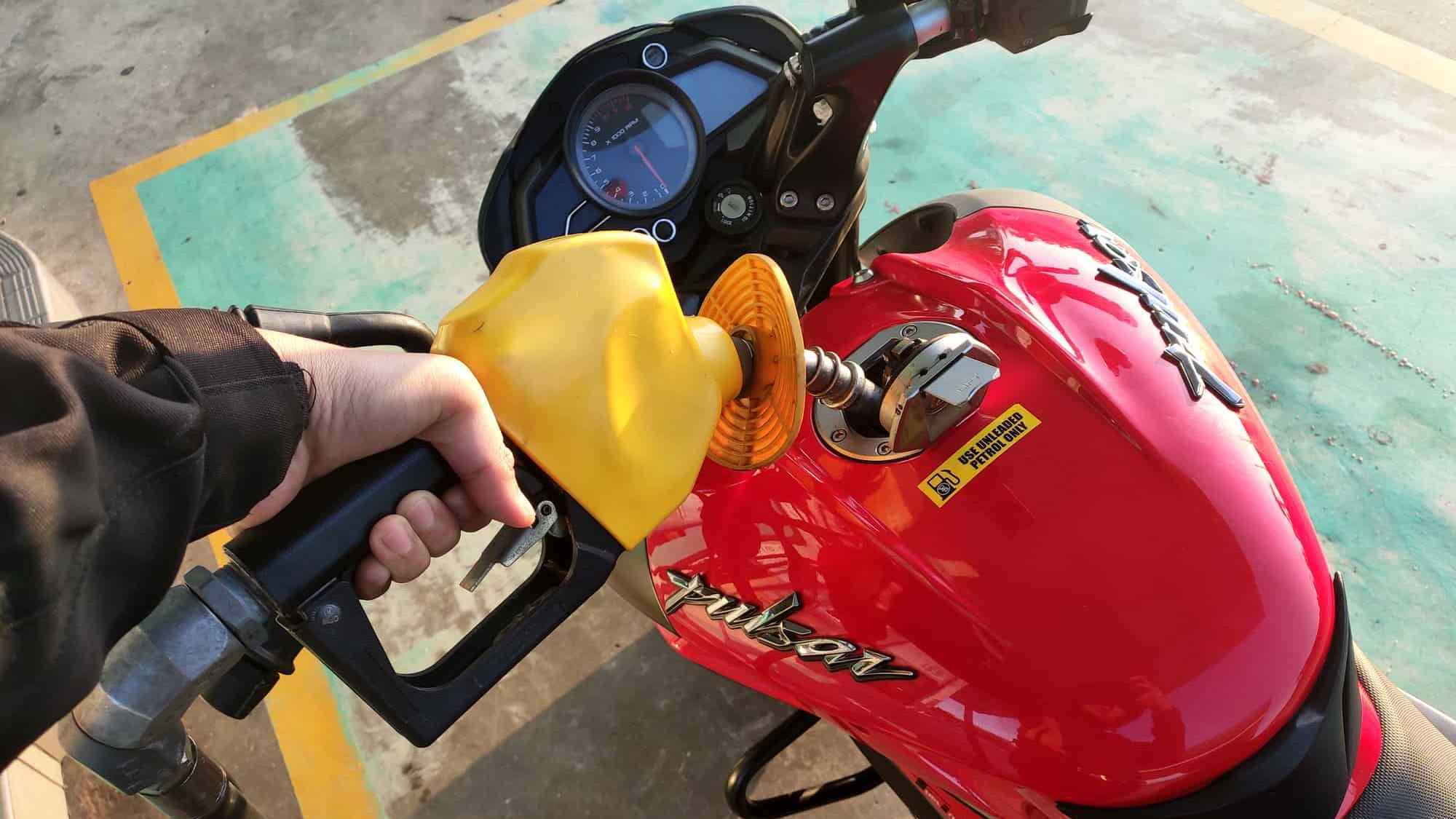 মোটরসাইকেলে ভুলেও ১০০ বা ২০০ টাকার তেল ভরবেন না