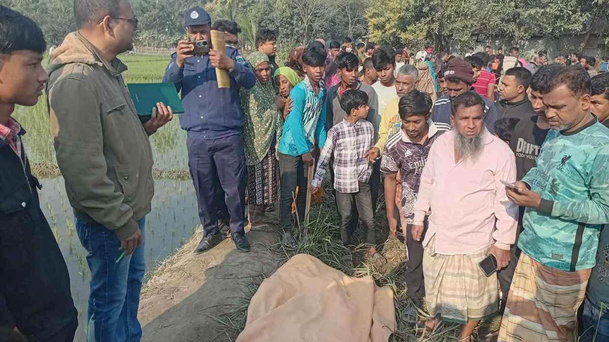 বাড়ির সামনে থেকে ব্যবসায়ীর গলা কাটা লাশ উদ্ধার