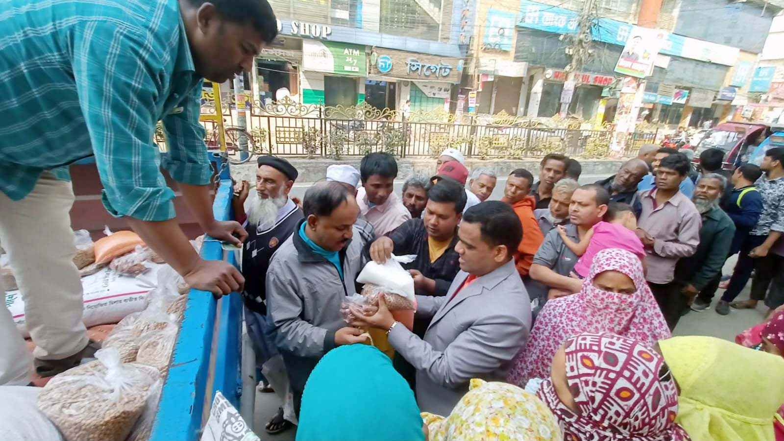 রংপুরে টিসিবির পণ্য কিনতে দীর্ঘ লাইন: ট্রাক সেল বাড়ানোর দাবি