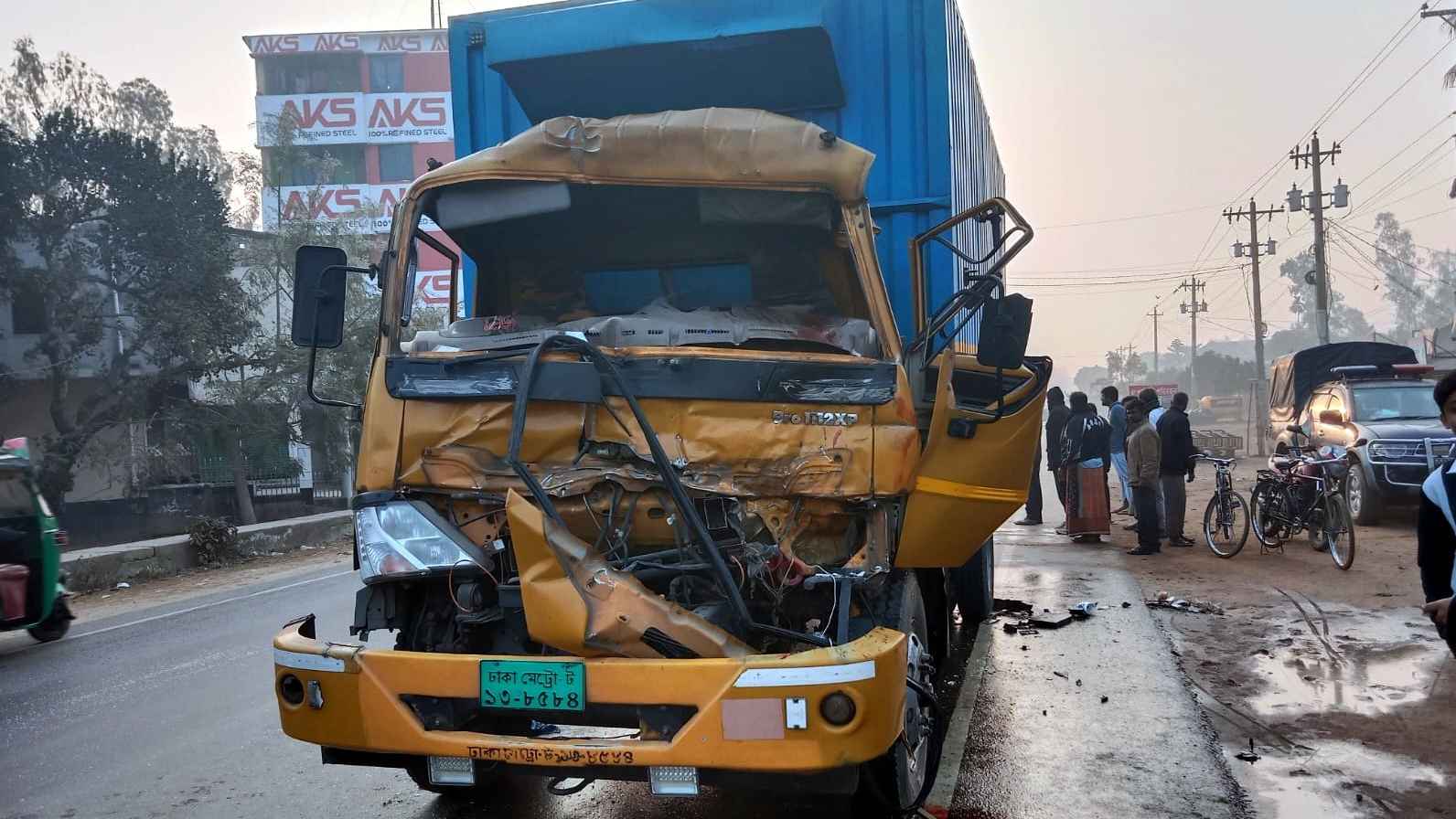 দাঁড়িয়ে থাকা ট্রাকের সঙ্গে সংঘর্ষে চালকের সহকারী নিহত