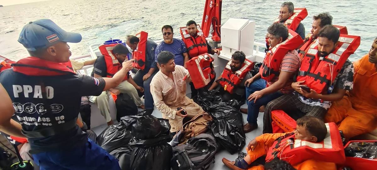 cargo_ship_Sealloyd_Arc_Bangladeshi_Sailor_Thai_navy_2