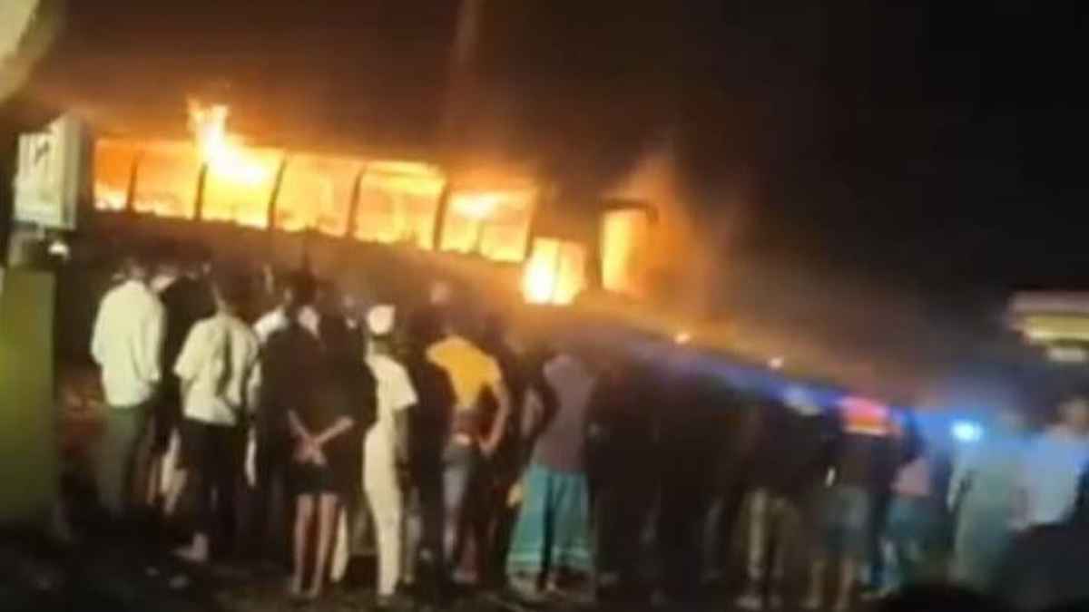 চাঁদপুরে আগুনে পুড়ল ৩ বাস