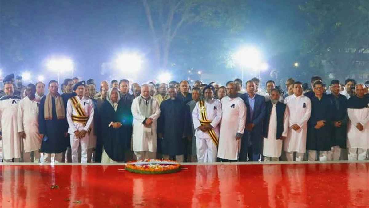 শহীদ মিনারে প্রধান বিচারপতির শ্রদ্ধা