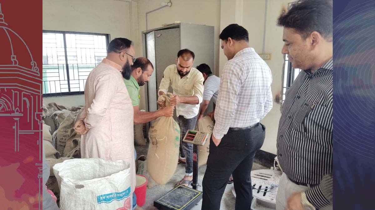 দোহারে জেলেদের ভিজিএফের চাল কম দেওয়ার সময় ইউএনও’র হাতে ধরা