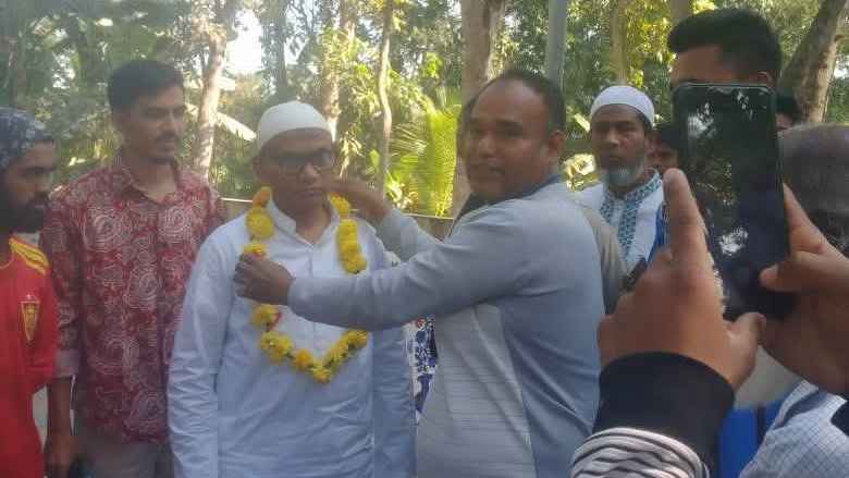 বোমা মামলার আসামিকে সঙ্গে নিয়ে প্রচার, বিএনপি প্রার্থীকে নিয়ে সমালোচনা