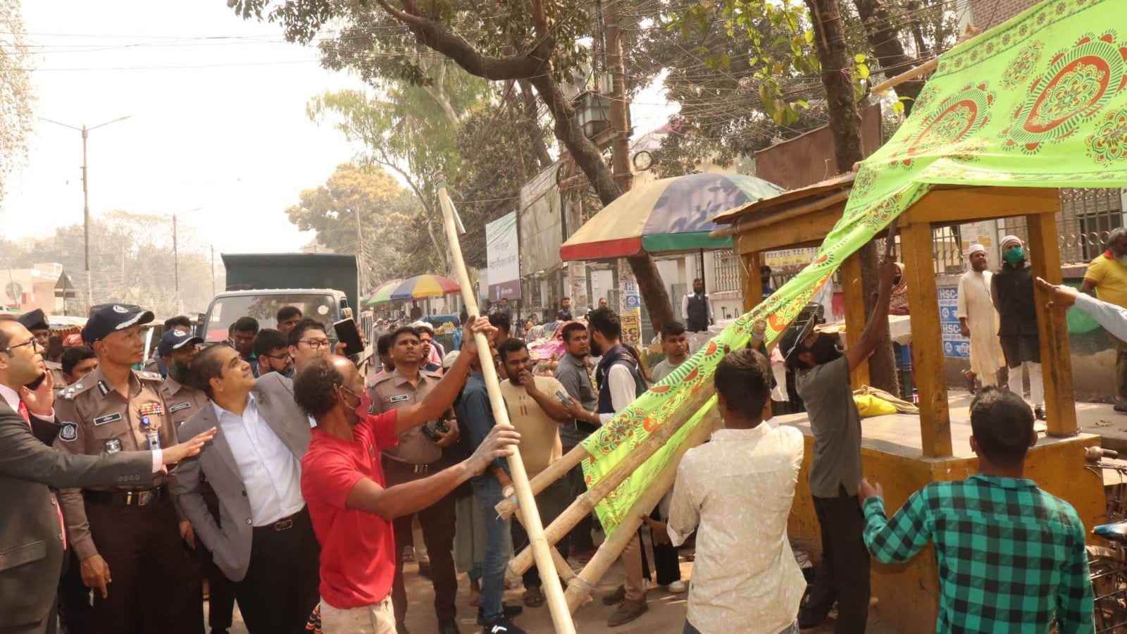 নগরীর সৌন্দর্য বাড়াতে অবৈধ ব্যানার-ফেস্টুন অপসারণ শুরু