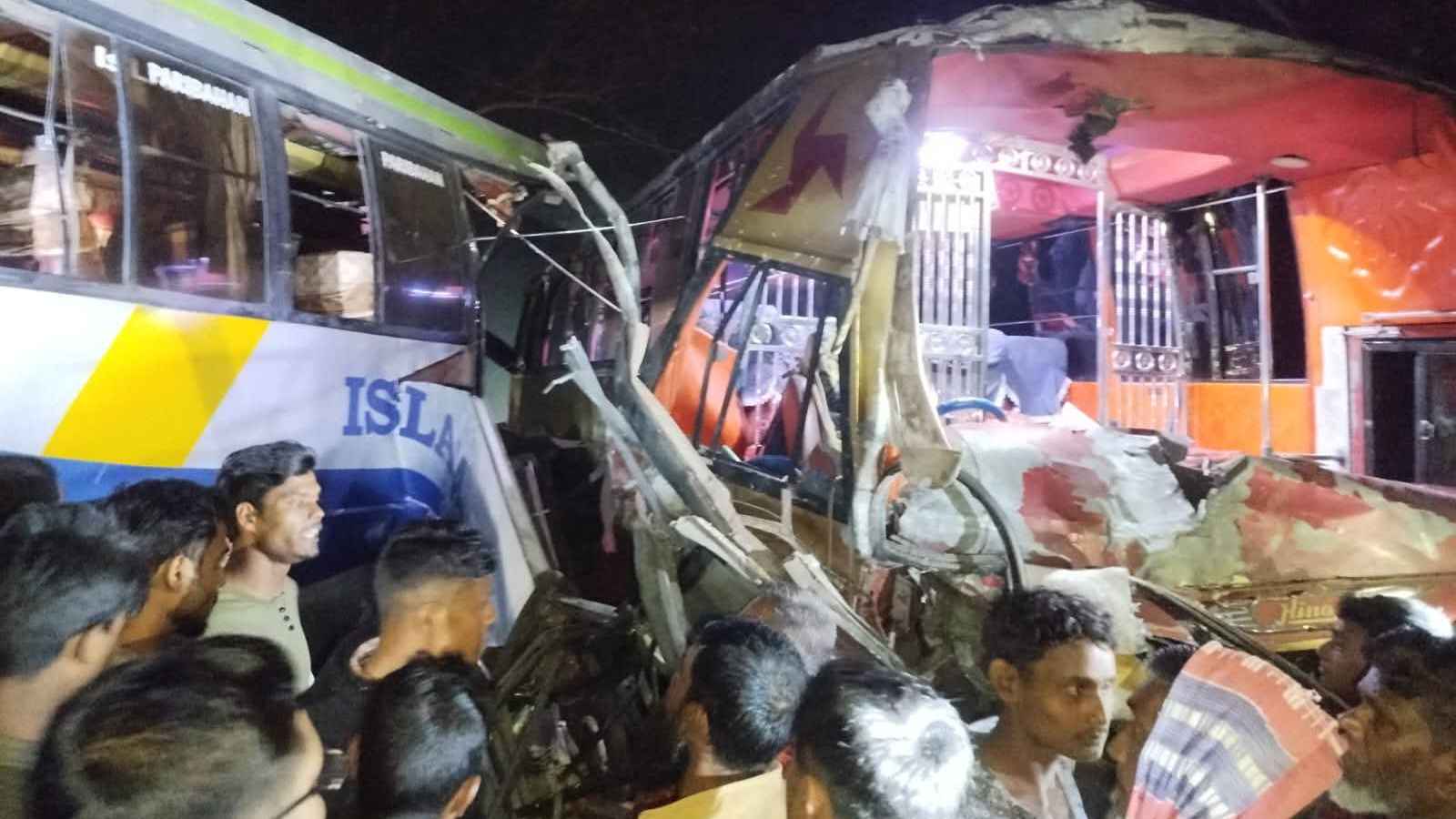 বরিশালে দুই বাসের মুখোমুখি সংঘর্ষে চালক নিহত