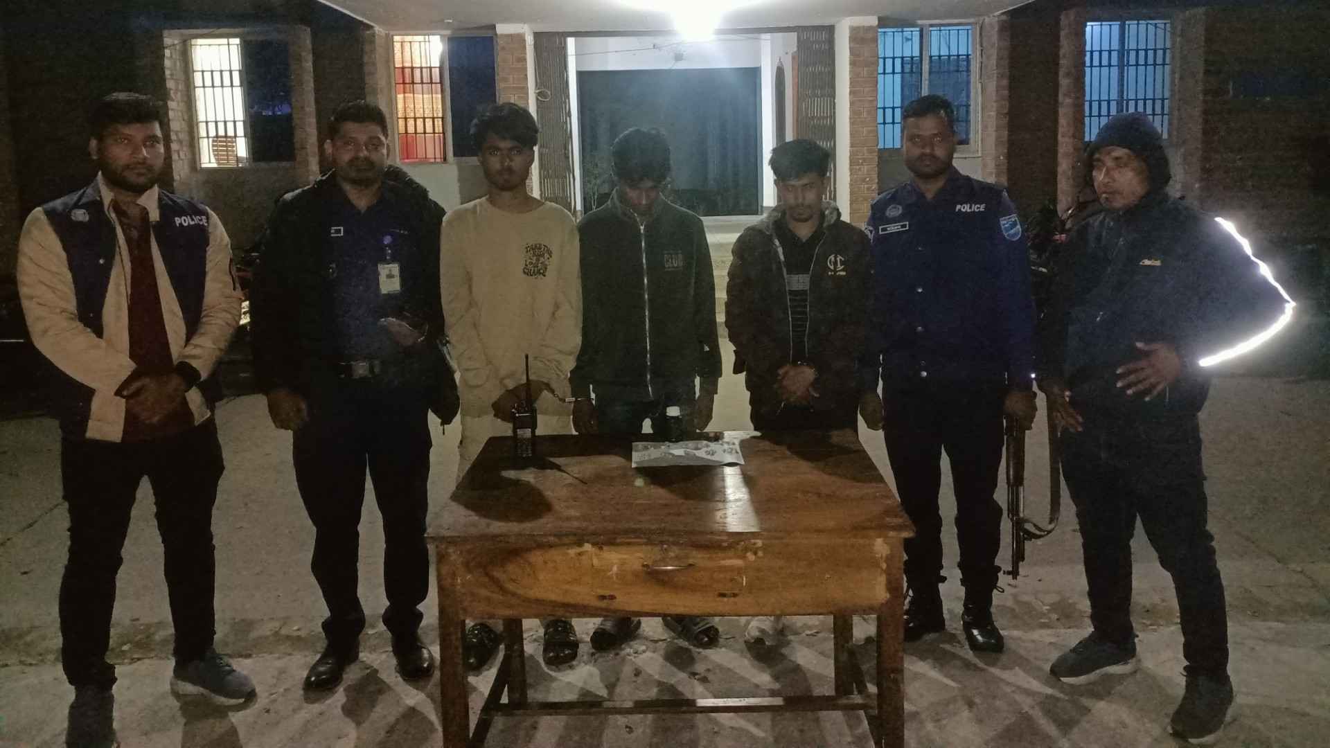 ফরিদপুরে ৫০ প্যাকেট হিরোইনসহ ৩ মাদক কারবারি গ্রেফতার