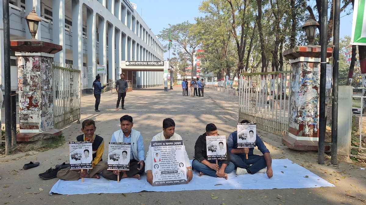 রিটার্নিং কর্মকর্তার কার্যালয়ের সামনে এমপি প্রার্থীর অনশন