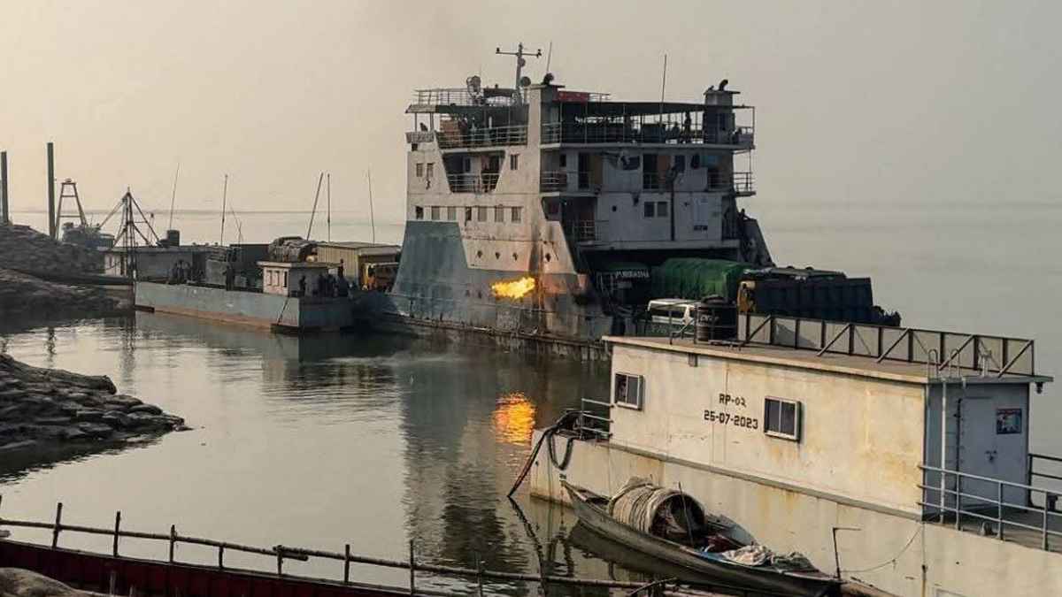 দৌলতদিয়া ঘাটে ফেরিতে আগুন