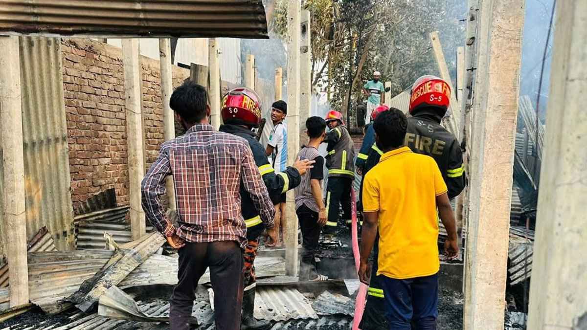 সোনারগাঁয়ে ইফতারের আগে ১৮ ঘর পুড়ে ছাই