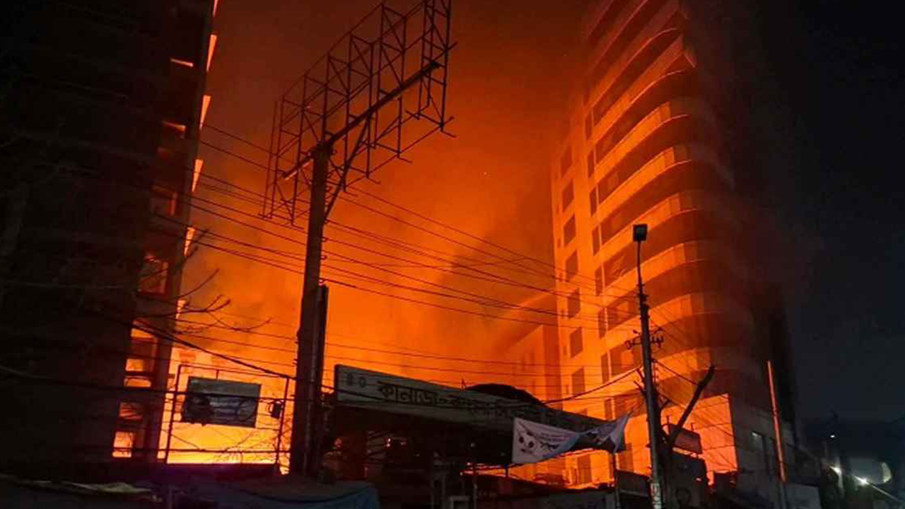 কারওয়ান বাজারের কাঠপট্টির আগুন নিয়ন্ত্রণে, কাজ করেছে ১১ ইউনিট