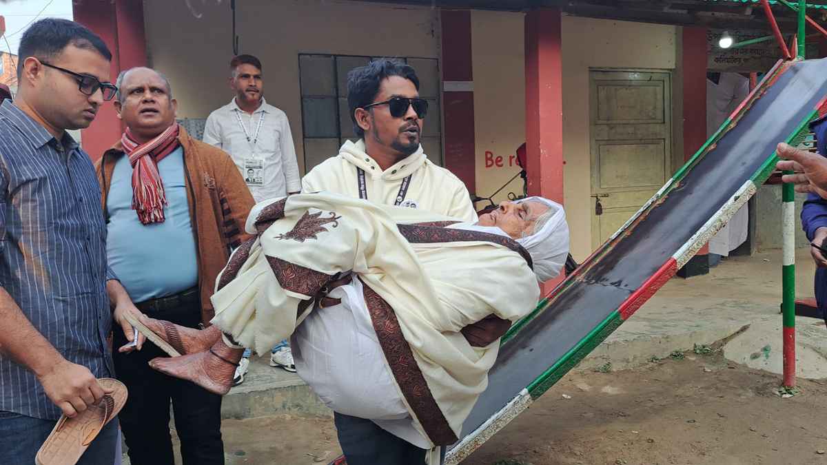 নাতির কোলে চড়ে ছেলেকে ভোট দিলেন শতবর্ষী দাদি