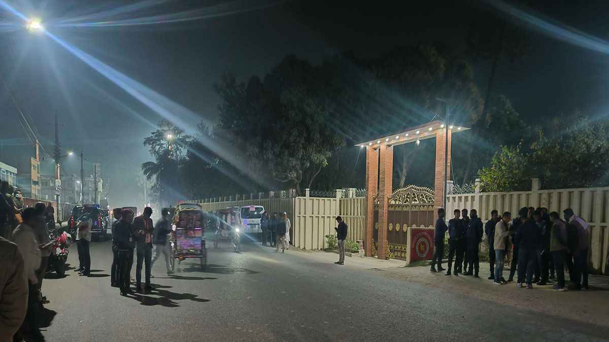 গোপালগঞ্জ ডিসির বাসভবনের সামনে ককটেল বিস্ফোরণ