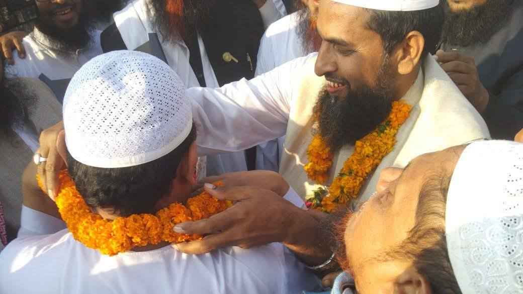 প্রথমবার জিতলেন হাতপাখার প্রার্থী, ফুল দিয়ে বরণ চরমোনাই পীরের