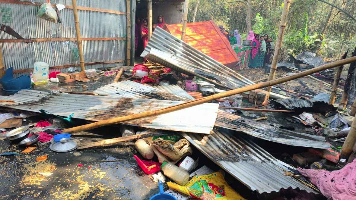 কুষ্টিয়ায় মাদকাসক্ত ছেলের দেওয়া আগুনে পুড়লো বসতঘর