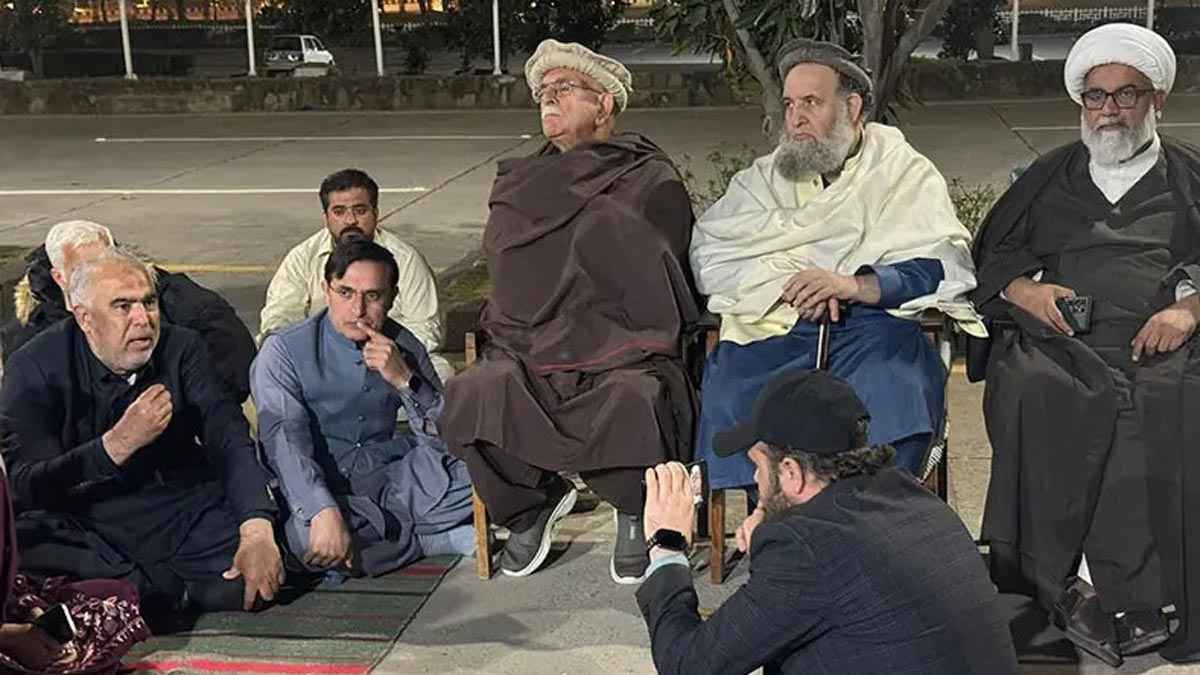 ইমরান খানের চিকিৎসার দাবিতে পার্লামেন্টে বিরোধীদের অবস্থান