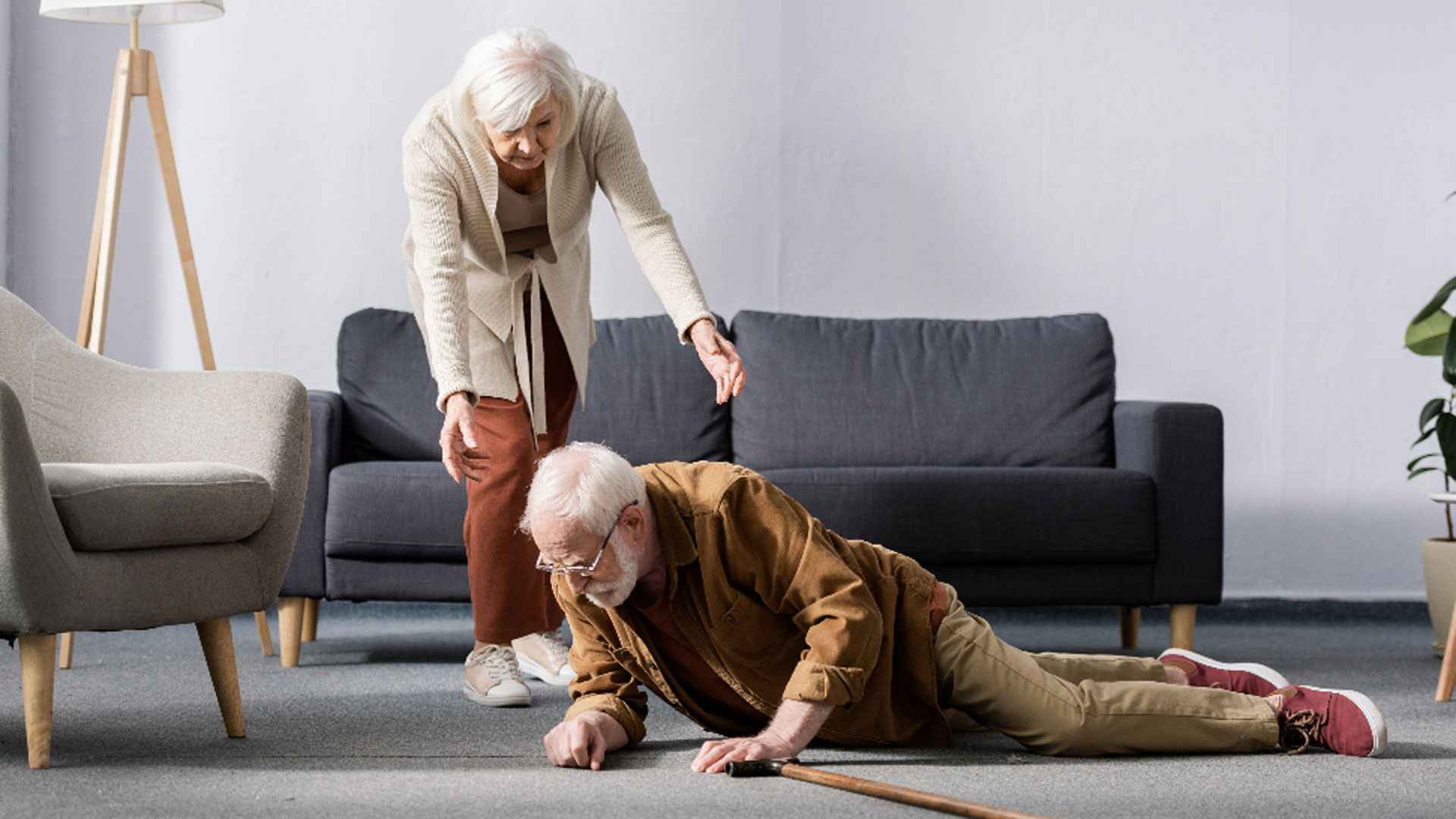 বয়স ৬০’র পদ সামান্য আঘাতেই ভাঙতে পারে হাড়, সচেতনতায় করণীয়