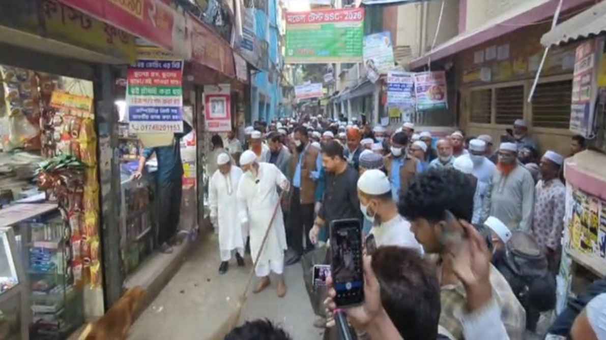 ঝাড়ু হাতে ‘ক্লিন ঢাকা মহানগরী’ কর্মসূচির উদ্বোধন জামায়াত আমিরের