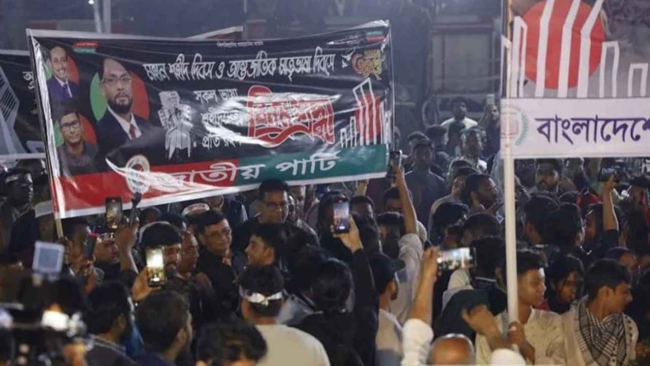 শ্রদ্ধা জানাতে শহীদ মিনারে পেশাজীবীরা