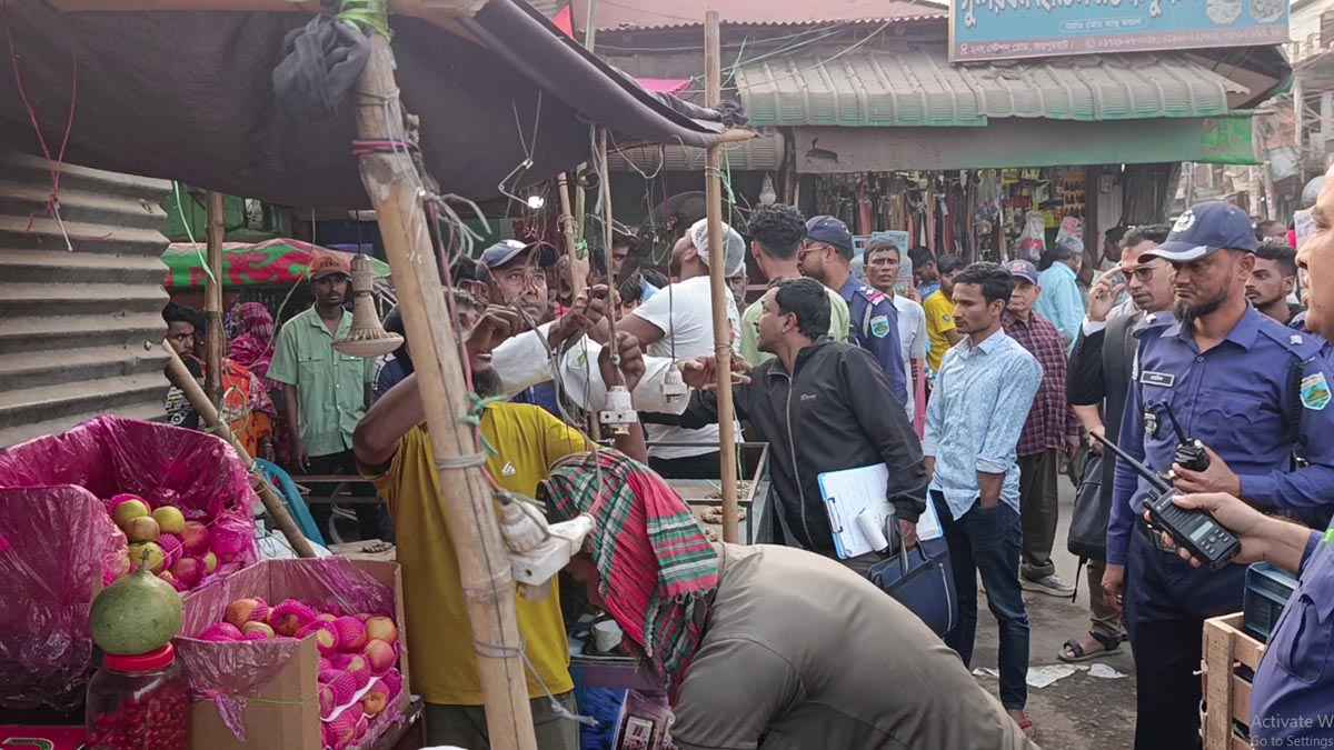 জয়পুরহাটে ফুটপাত দখলমুক্ত করতে অভিযান