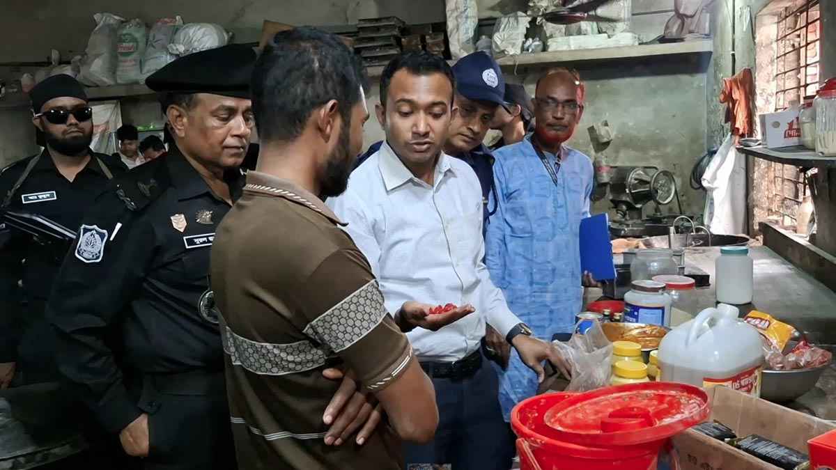 নোংরা পরিবেশে খাদ্য উৎপাদন, জয়পুরহাটে ৩ কারখানাকে জরিমানা