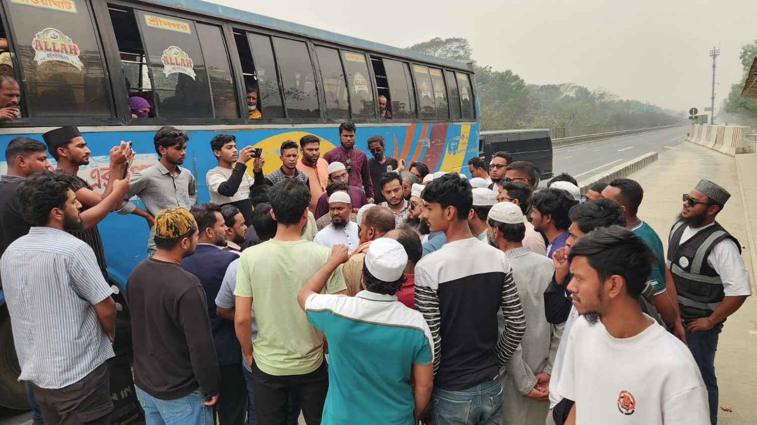 এক্সপ্রেসওয়েতে বাড়তি ভাড়া বন্ধে এমপি হানজালার অভিযান