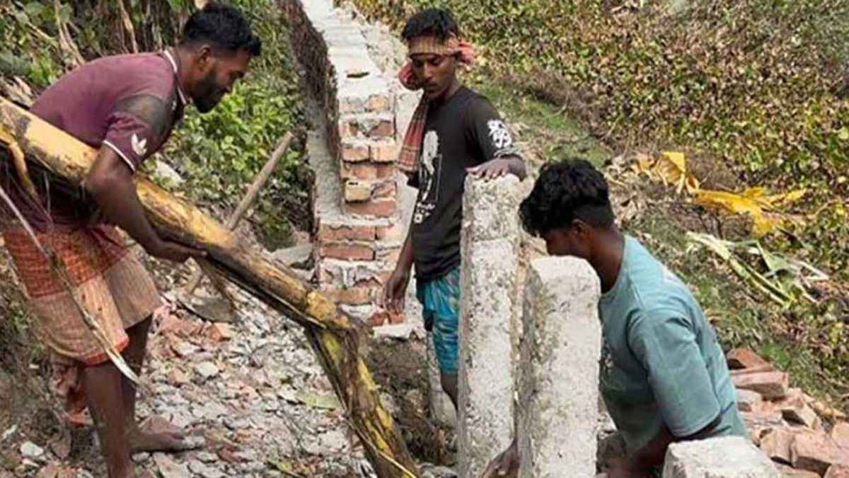 সড়ক নির্মাণে রডের বদলে কলাগাছ!