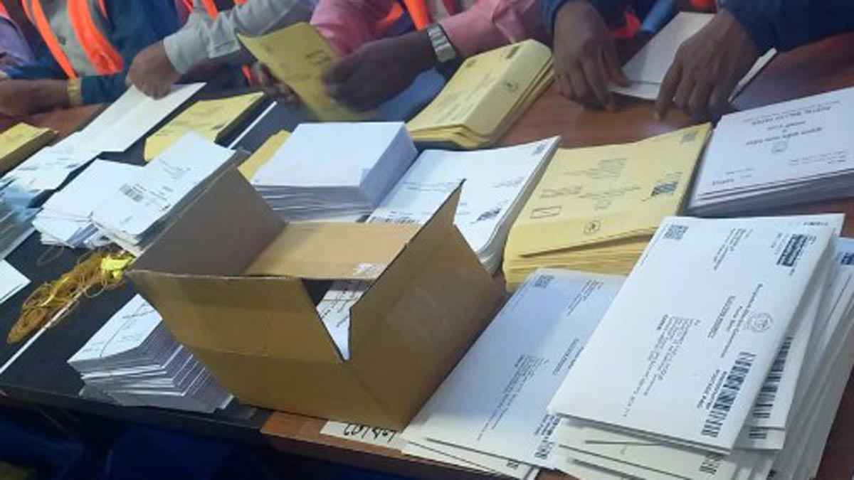 হেঁটে-রিকশায় ৫৭ কিলোমিটার দূর থেকে পোস্টাল ব্যালট পোঁছে দিলেন পোস্টম্য