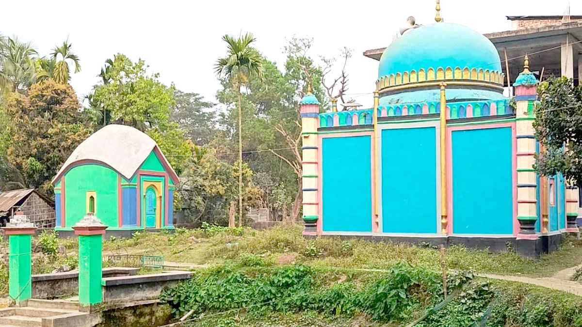 নবাব আমলের স্মৃতি: ফুলবাড়ীয়ায় ২৫৭ বছরের পুরনো মসজিদ
