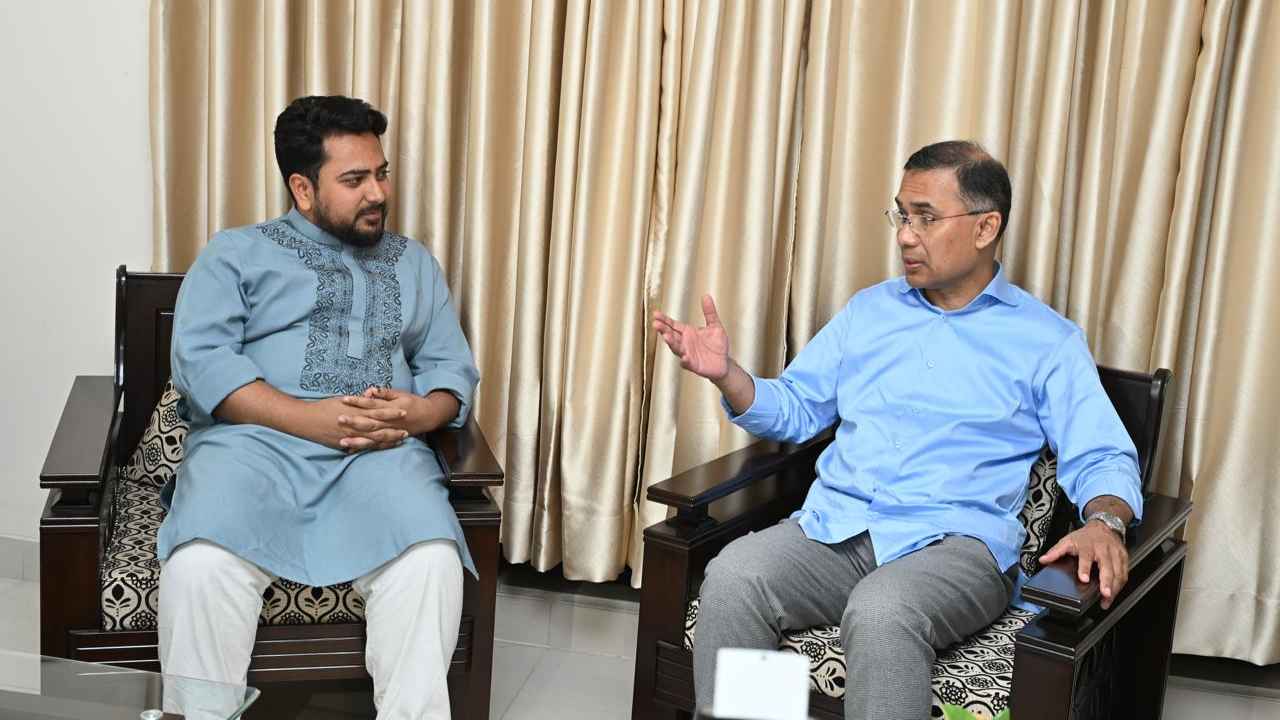 নাহিদ ইসলামের বাসায় তারেক রহমান