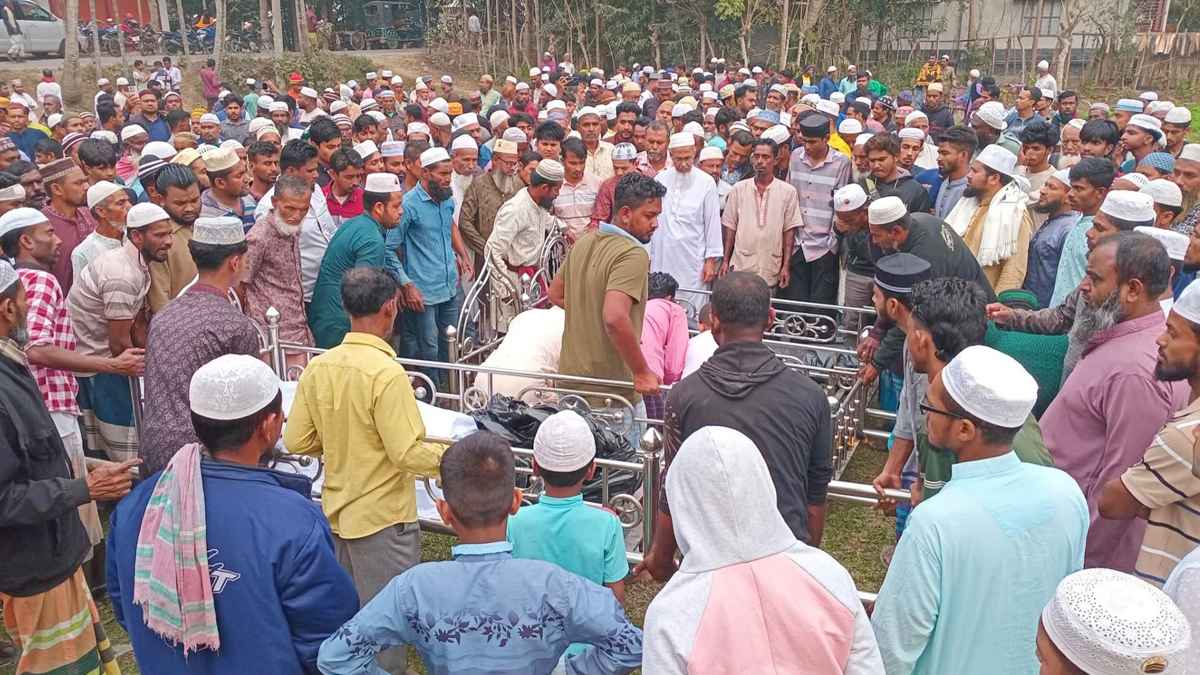 একই সঙ্গে তিনজনের জানাজা, দাফন সম্পন্ন নিহত ৪ জনের