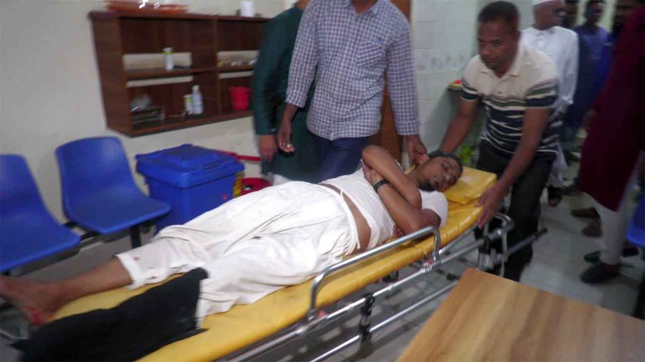 নিজের পিস্তলের গুলিতে পুলিশ কর্মকর্তা গুলিবিদ্ধ