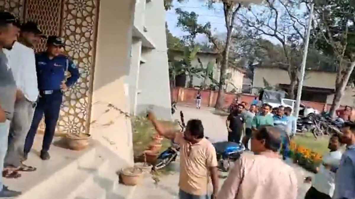 ওসির উপস্থিতিতে ৫ লাখ টাকা চাঁদা দাবি, যুবদল নেতা বহিষ্কার